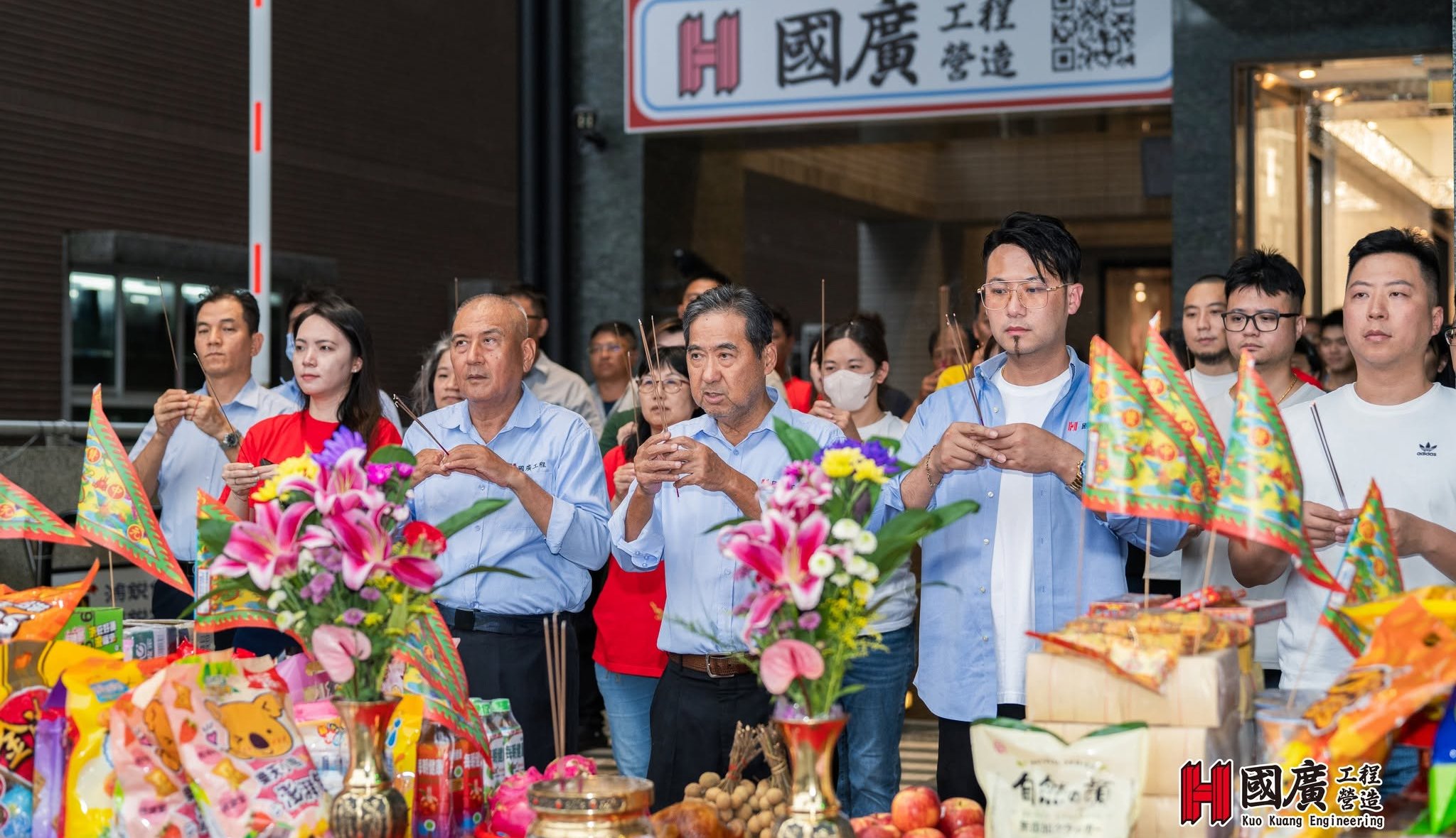 適逢中元佳節，國廣工程全體同仁於公司門前齊聚一堂